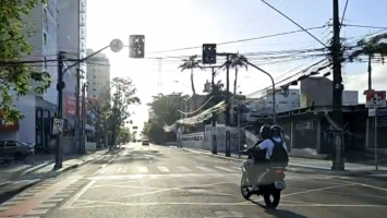 Semáforos ficam apagados na Avenida Antônio Sales, em Fortaleza