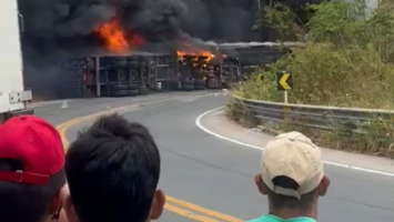 Caminhões colidem, pegam fogo e geram explosões na BR-222, no Ceará