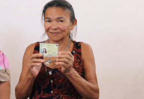 Idosa cria a própria data de nascimento, se dá nome completo e tira primeiro documento aos 70 anos