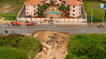 Confira imagens de cratera formada após asfalto ceder na estrada entre Fortaleza e Aquiraz 