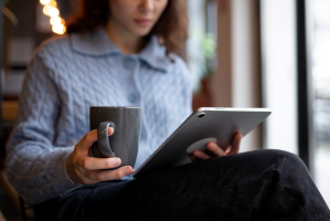 Estereótipos conservadores prevalecem em personagens femininas de e-books mais vendidos no Brasil, aponta estudo