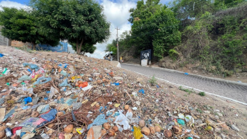 Romeiros a caminho de estátua do padre Cícero, em Juazeiro do Norte, convivem com esgoto a céu aberto e mau cheiro