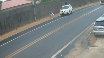 Vídeo: motorista perde controle em ultrapassagem, sai da pista e mata idosa atropelada no Ceará