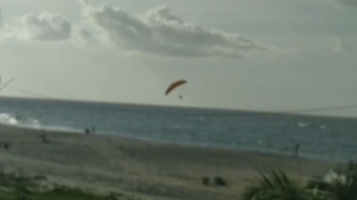 Piloto de parapente roda no ar e cai no mar da Praia do Farol em Camocim; vídeo