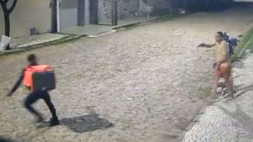 Policial atira em entregador ao confundi-lo com assaltante em Fortaleza; vídeo