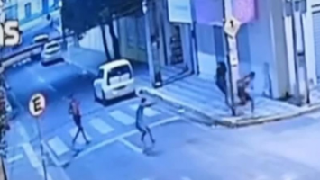 Polícia captura dupla suspeita de assassinar homem na Grande Fortaleza; vídeo