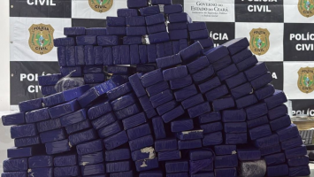 Polícia apreende 182 kg de maconha escondidos dentro de refrigerador em Fortaleza; vídeo