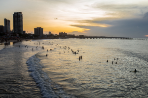 Veja quais praias estão próprias para banho de mar no primeiro fim de semana de férias em Fortaleza
