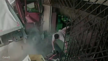 Caminhão desgovernado atropela pedestre, destrói fachada de comércio e vídeo impressiona