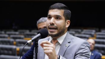 Vídeo: Deputado André Fernandes pede 'um minuto de aplausos' pelas dezenas de mortos no Rio 