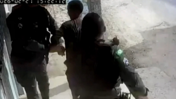 Policial dá soco em homem, e colega de farda avisa sobre câmera