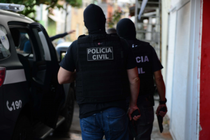 Mãe e padrasto são presos suspeitos de explorar sexualmente duas adolescentes no Ceará