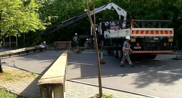 Carro capota e derruba dois postes em avenida de Fortaleza