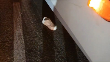 Vídeo: Motociclista fica presa debaixo de ônibus após colisão com o veículo em Fortaleza