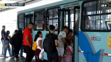 Volta às aulas na rede pública intensifica movimento nos terminais de ônibus em Fortaleza