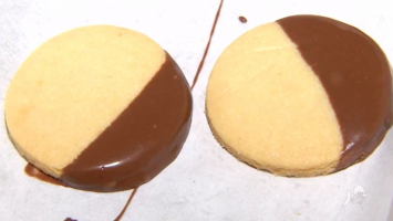 Biscoito caseiro com cobertura de chocolate: confira a receita