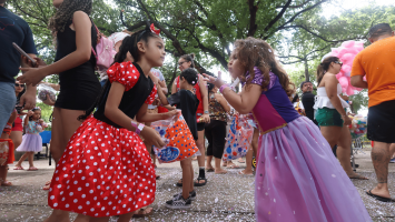 Show de Gusttavo Lima, 'Chaves: A Exposição' e pré-carnaval: Confira agenda cultural do fim de semana em Fortaleza