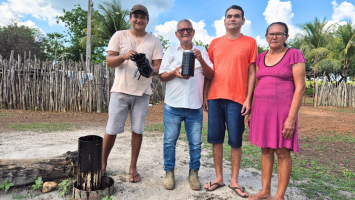 Agricultor que achou possível petróleo no CE ao perfurar poço artesiano volta a receber água encanada e comemora 