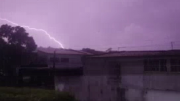 Vídeo: Chuva com raios e trovões em Fortaleza impressiona durante madrugada