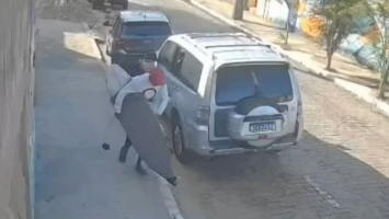 Homem quebra vidro de carro e furta prancha de surfe em Fortaleza