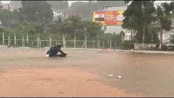 Água sobe mais de um metro, invade casas e comércios em meio a forte chuva em Juazeiro do Norte