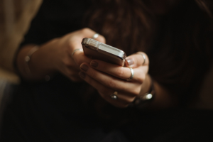 Mãe e filha são presas por atrair vítimas em app de paquera para praticar extorsão
