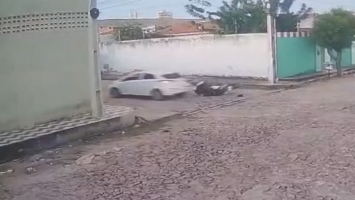 Motorista atropela casal em moto, foge e quase atropela crianças no Ceará; vídeo