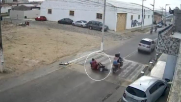 Homem é baleado ao deixar criança em escola, foge ferido, sofre acidente e morre no Ceará; vídeo