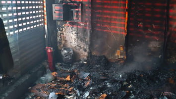 Carro colide contra poste e causa incêndio em loja de móveis em Fortaleza; vídeo